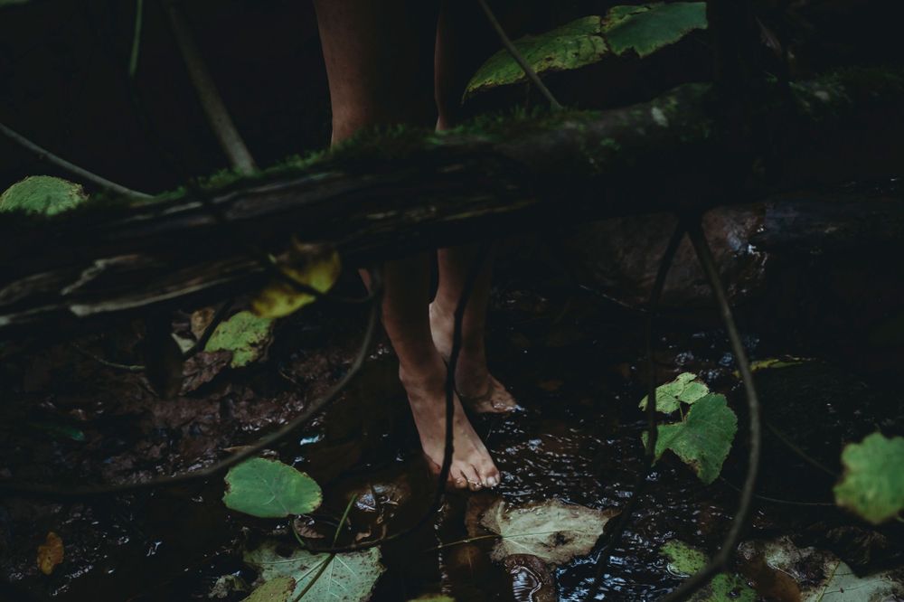 detalhes pés na natureza , foto colorida. durante sessão fotográfica de circulo feminino em Caldas da Rainha Portugal