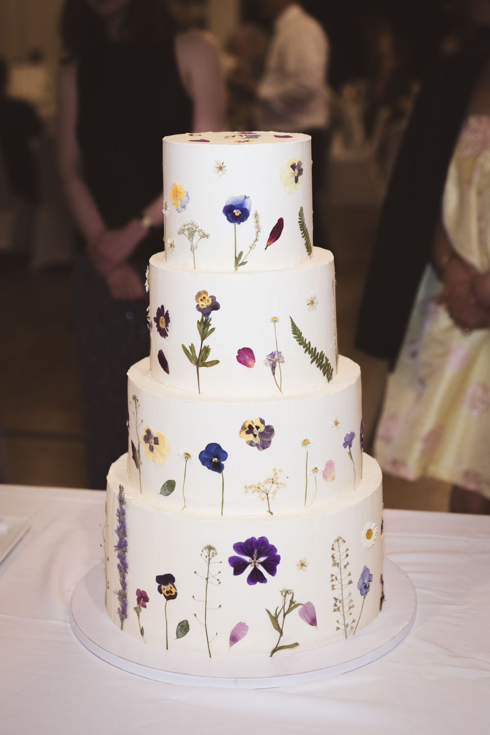 Bröllopstårta med blommor på som är bakad och fotad av bröllopsfotograf i göteborg