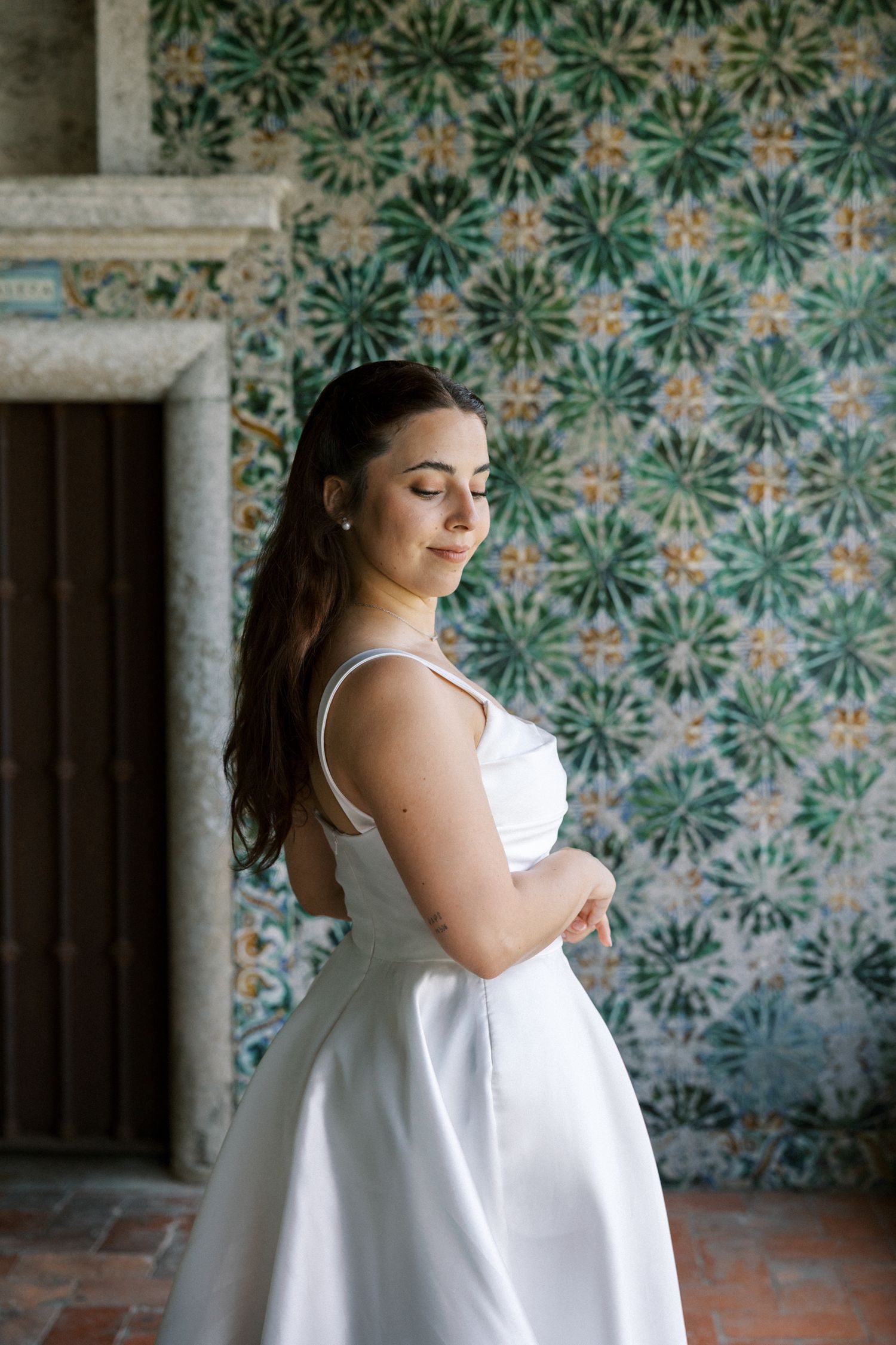 bride portrait with traditional Portuguese tiles at Palácio da Bacalhôa