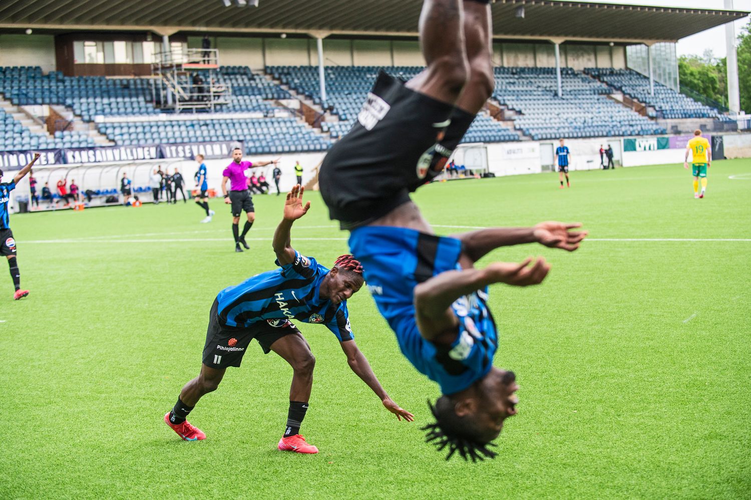 Turun FC Interin Jean Bote ja Dimitri Legbo juhlivat maalia Turun Veritas stadionilla.