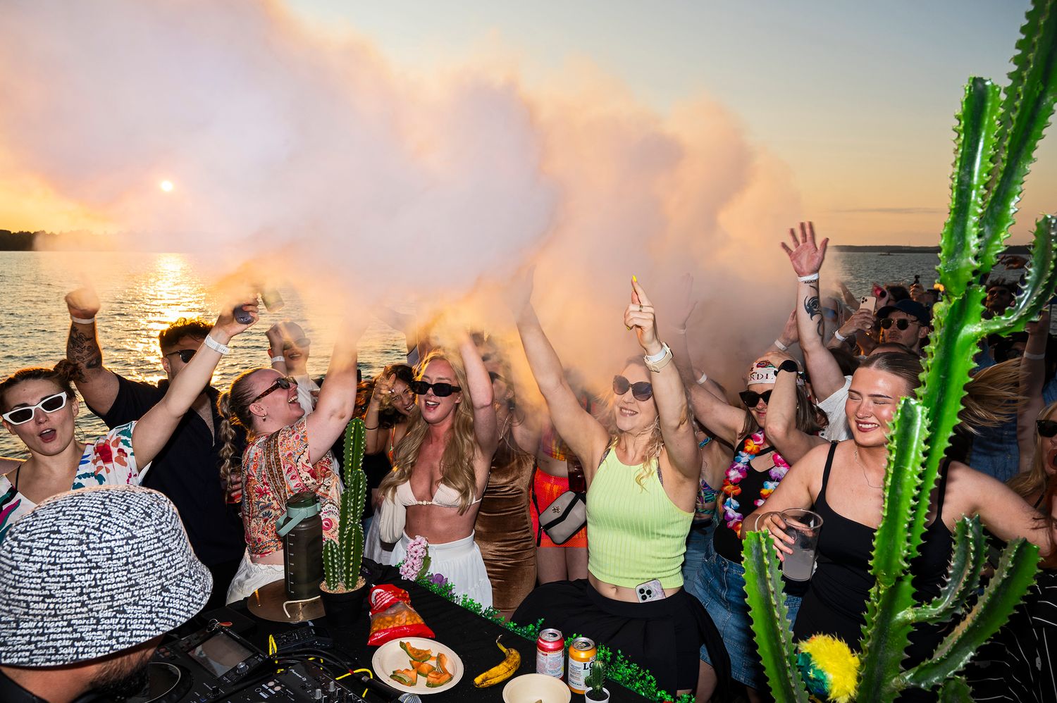 Ihmiset juhlivat Turku Party Cruisen veneen kannella.