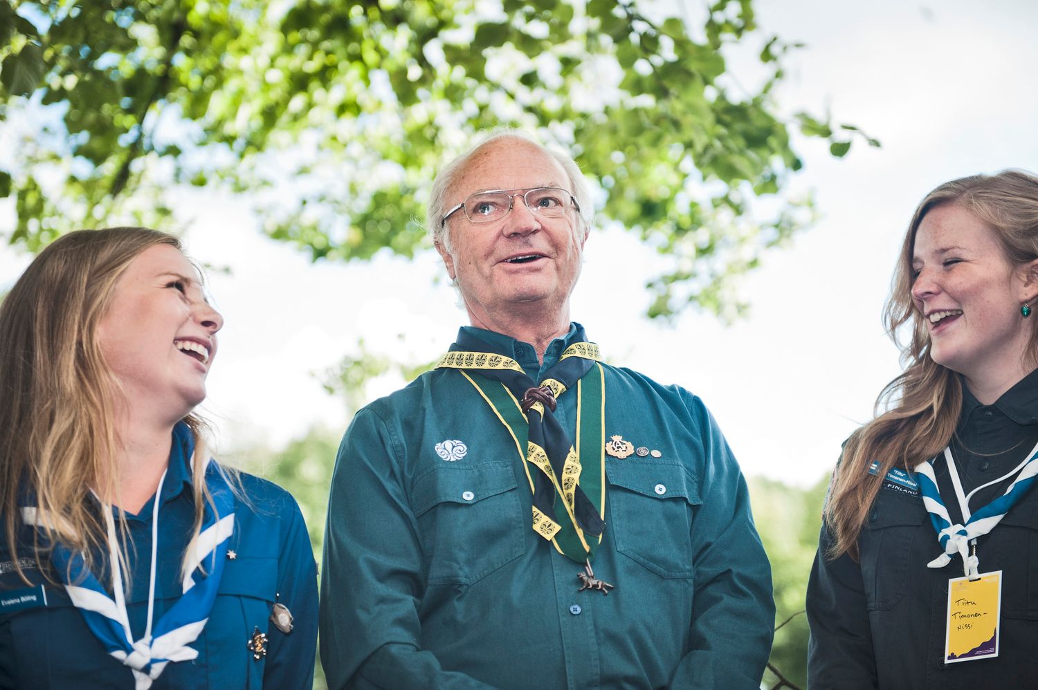 Ruotsin kuningas Kaarle XVI Kustaa on vierailulla Turussa ja hauskuuttaa partiotyttöjä