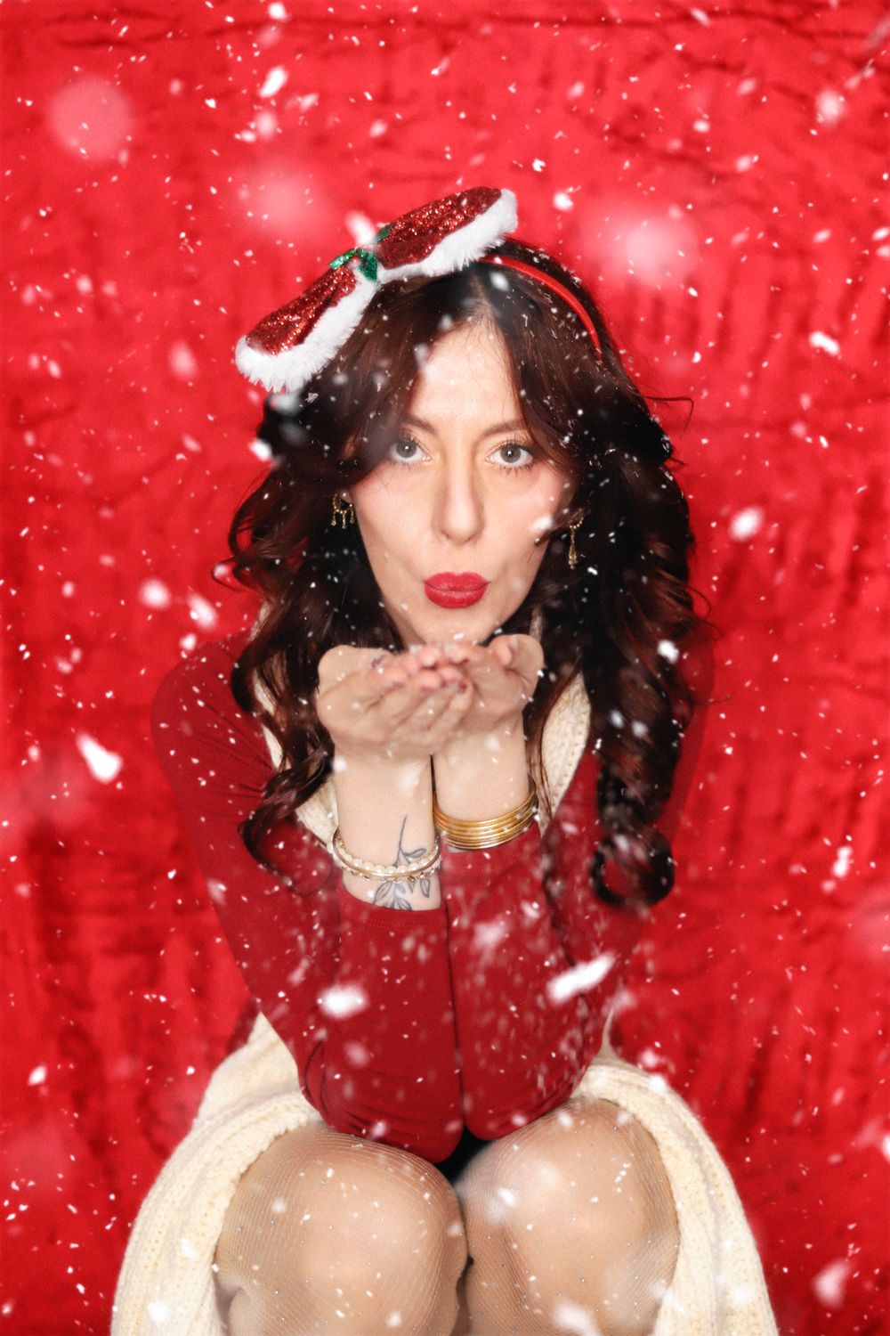 Chaemi Studio, photographe à Montpellier en séance photo en intérieur. Portrait original d’un shooting de Noël, élégant, festif et coloré.