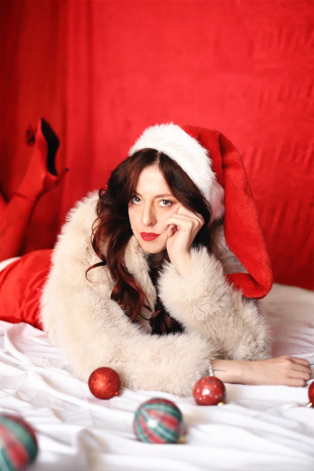 Chaemi Studio, photographe à Montpellier en séance photo en intérieur. Portrait original d’un shooting de Noël, élégant, festif et coloré.