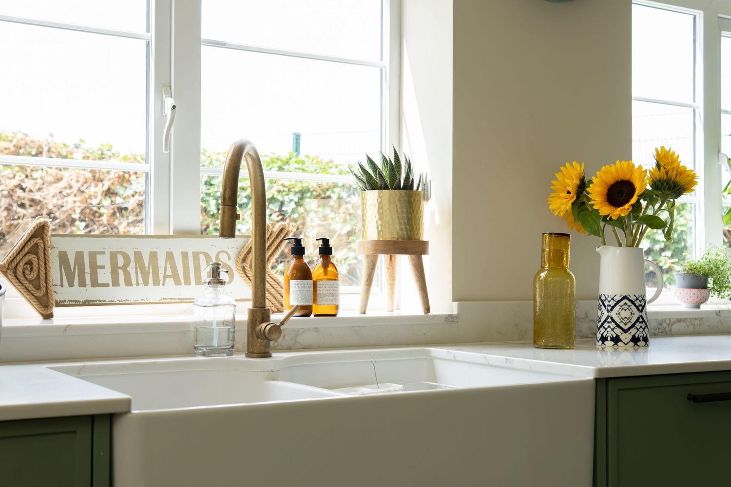 Light-filled, considered imagery that captures the feeling of a space as much as its details.