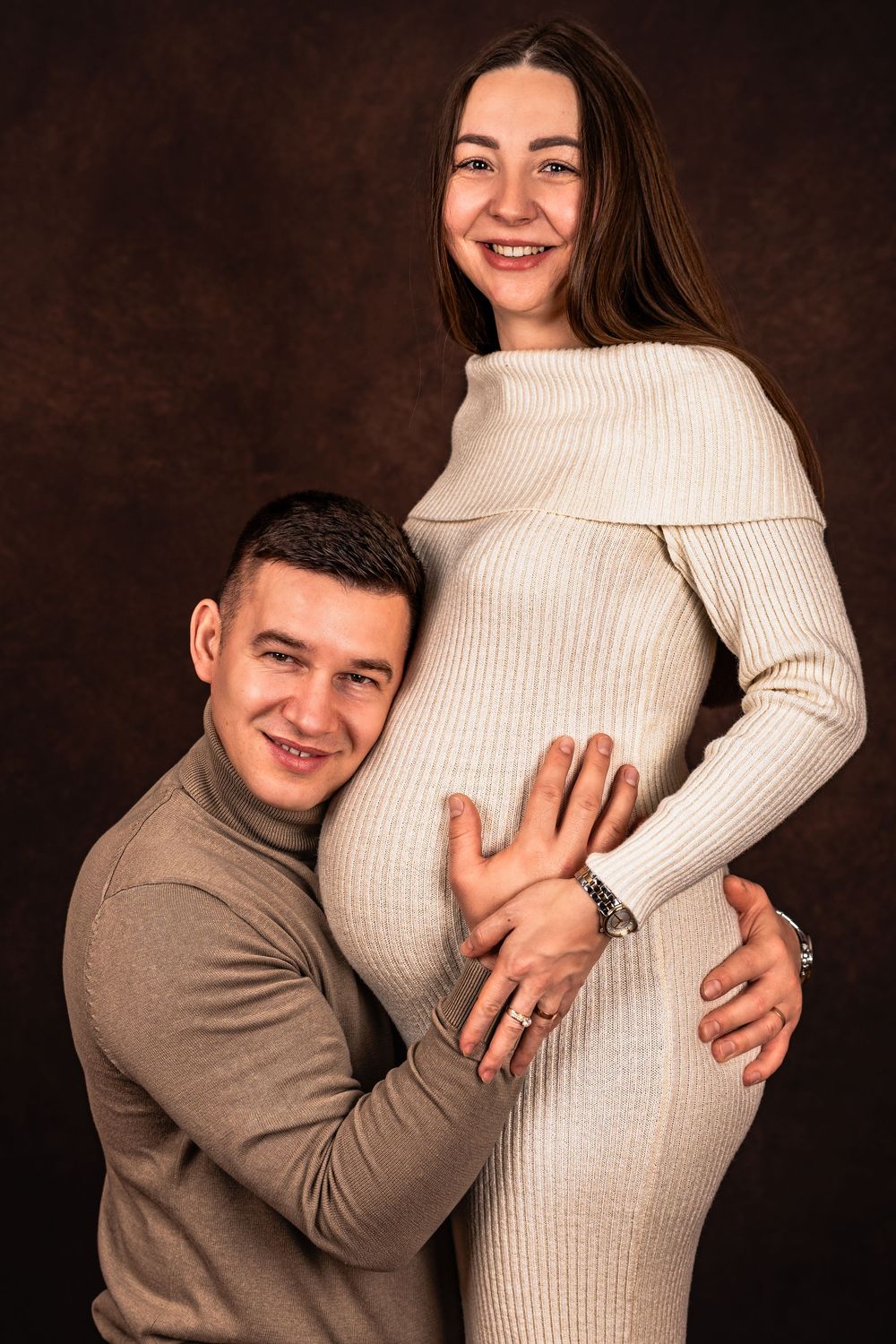 férj öleli kismama hasát