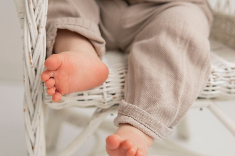 1-vuotiaan muotokuva vaalealla taustalla, herkkä lapsikuvaus