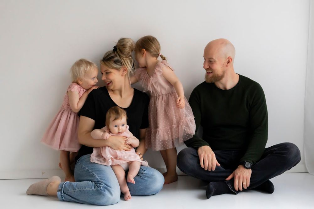 Koko perhe yhdessä kasassa, ihana ja rakkaudentäyteinen kuva