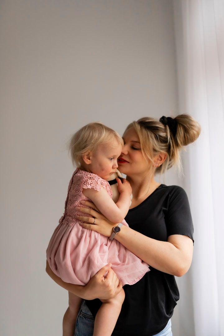 Äiti ja tytär, äiti syleilee lasta, rakkautta ja tunteita herättävä kuva