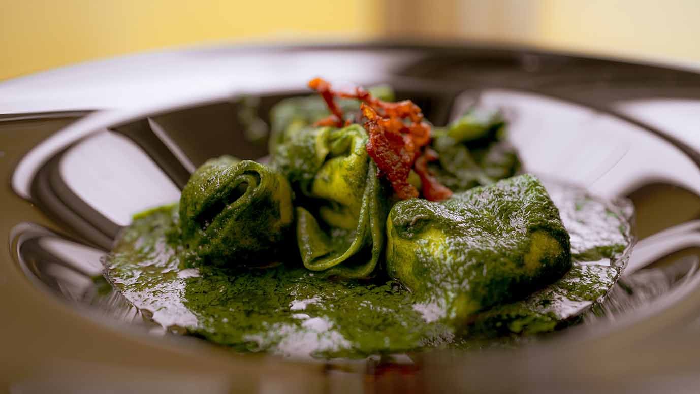 Primo piatto di ravioli ripieni in salsa verde scattato dal videomaker mirko paoloni