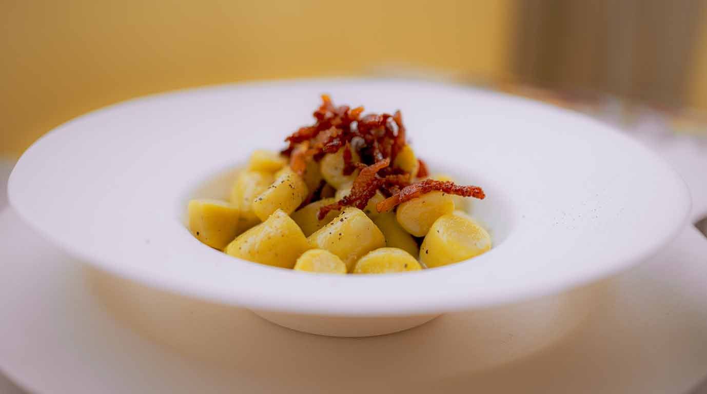 Primo piatto di gnocchi con guanciale scattato dal videomaker mirko paoloni