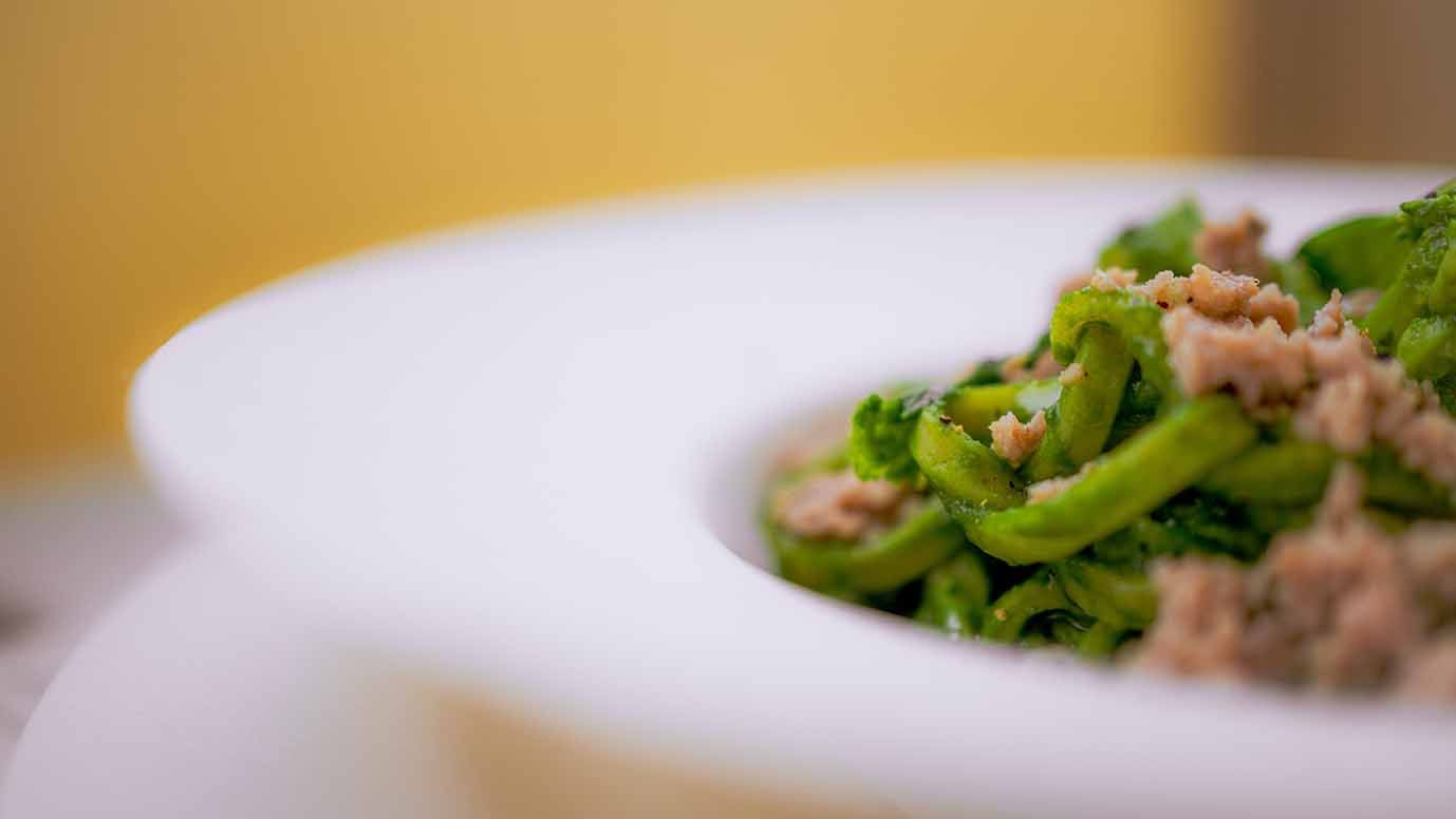 Primo piatto di pasta con carne macinata scattato dal videomaker mirko paoloni