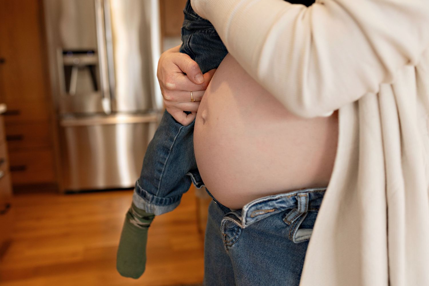 Kendall Kuss Photography, maternity in home photos in Lake Country Wisconsin. Family photos Hartland WI, Oconomowoc WI Watertown WI