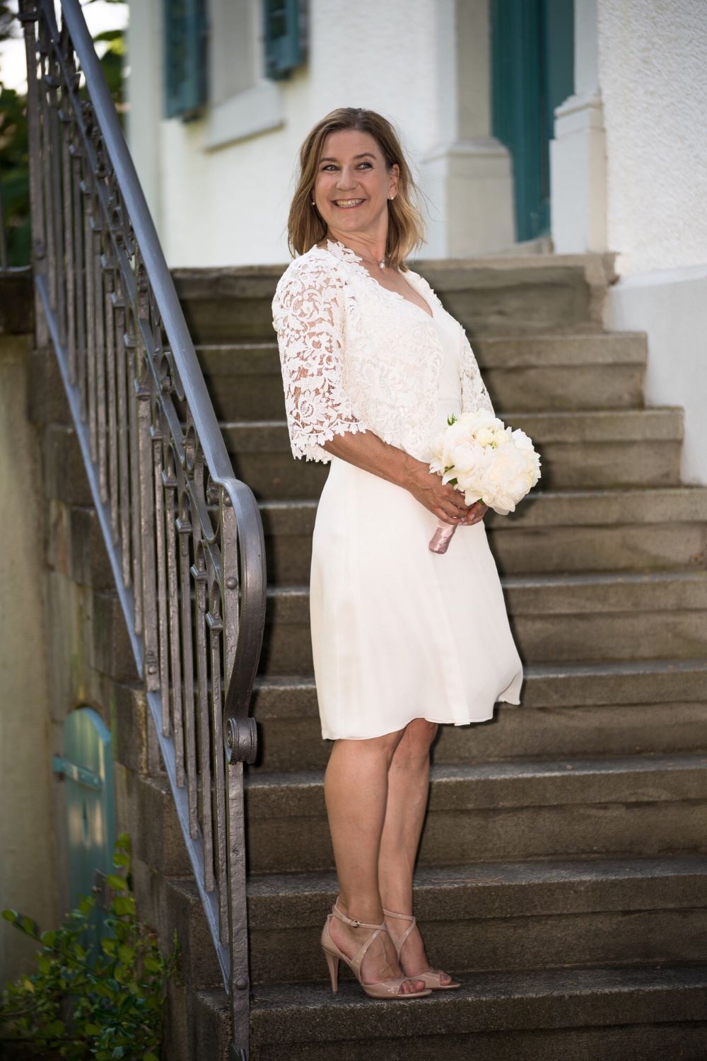 Frau in einem kurzen Brautkleid