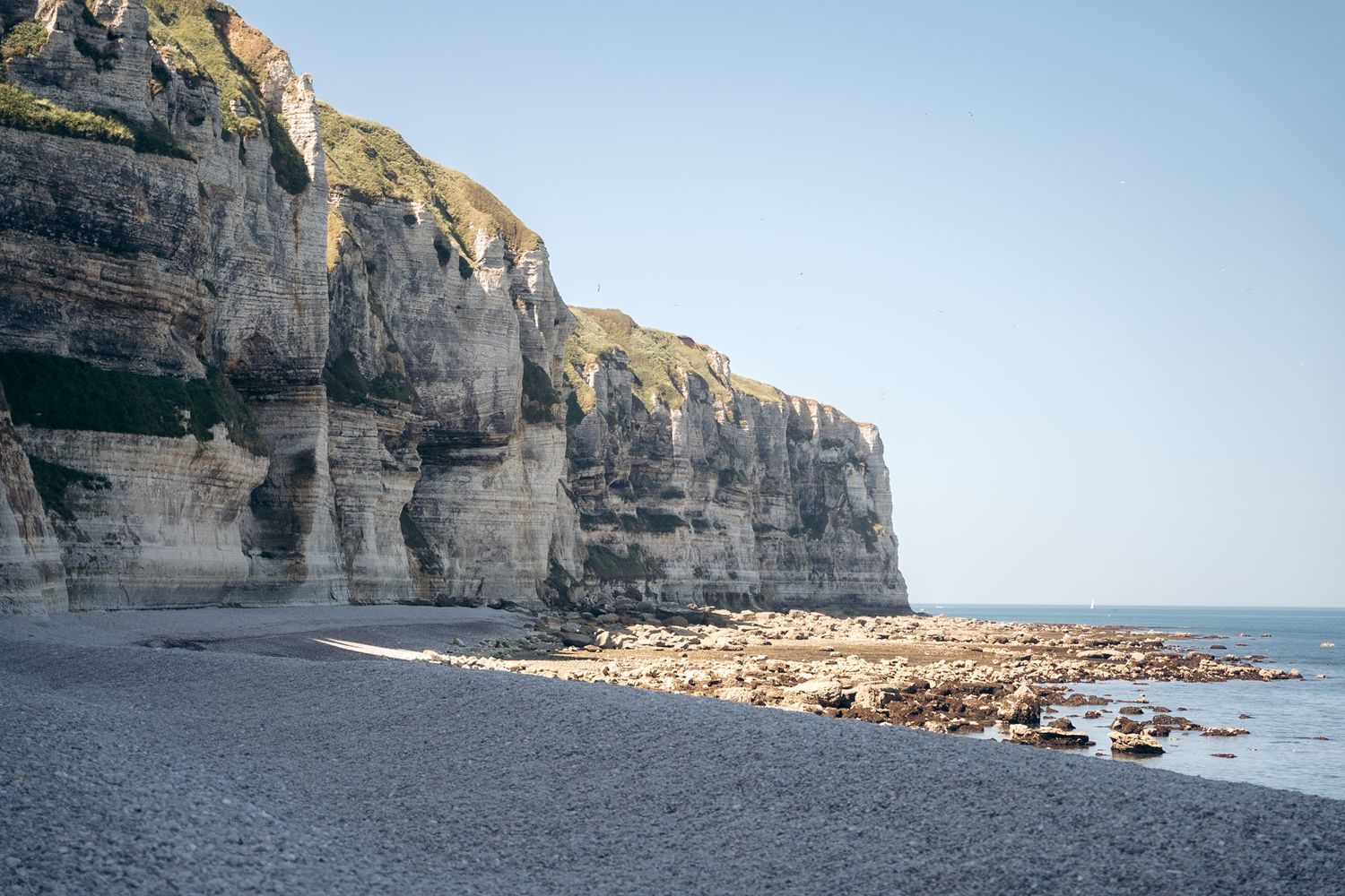 Plage de galets avec ses Falaises à Etretat en Normandie, Seine-Maritime sur la côte d'albâtre.