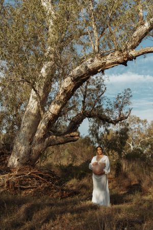 A beautiful maternity session in a rustic bush location, located in Wickham, WA