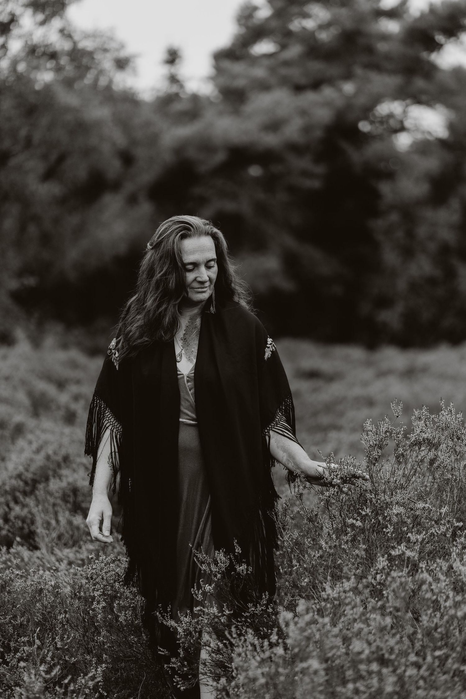 vrouw-fotoshoot-heide-zwartwit-bergen-bos