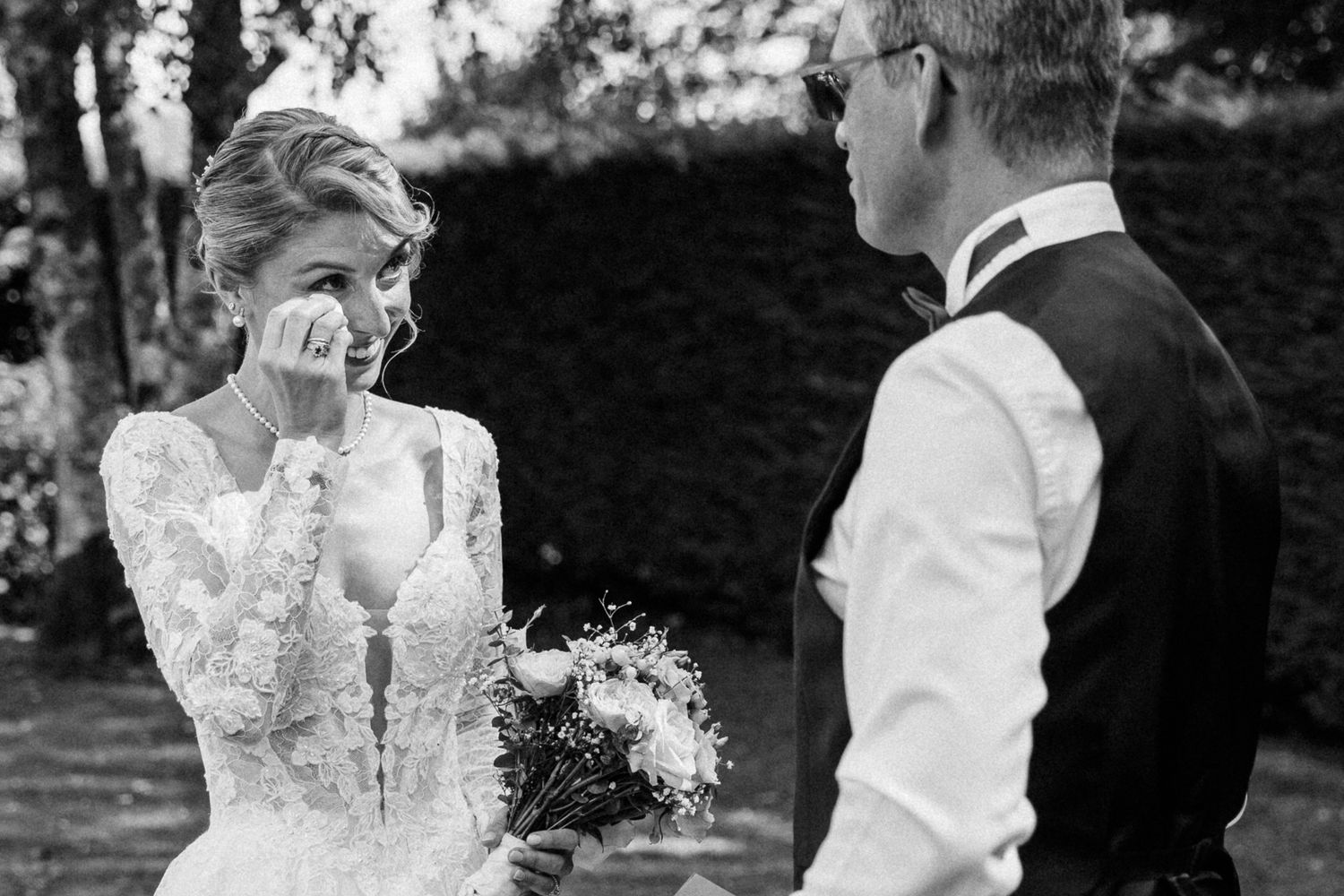 Reportage mariage Lille : first look emouvant entre la mariee et son pere avant la ceremonie religieuse.