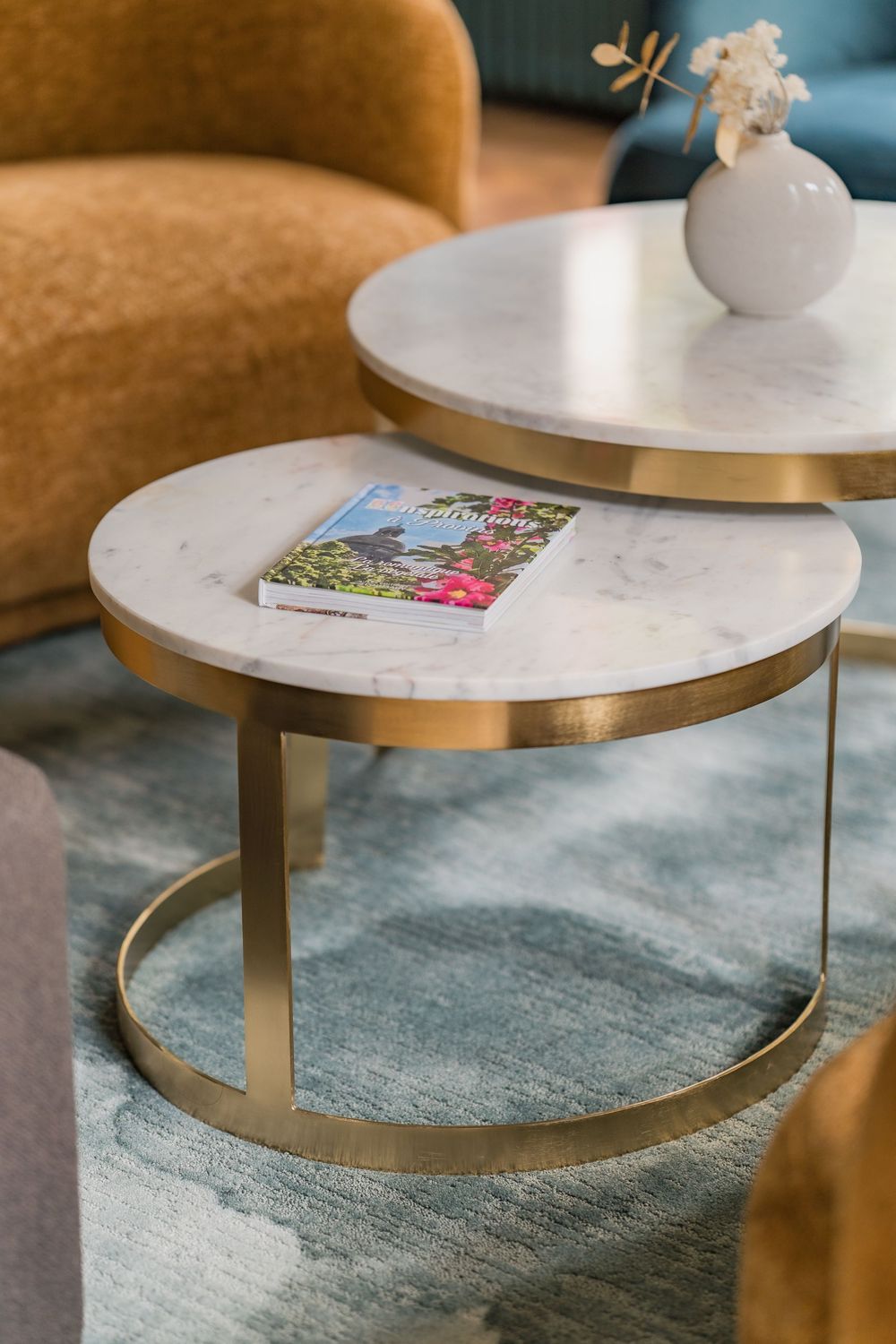 Gros plan sur les tables basses du salon d'un hôtel