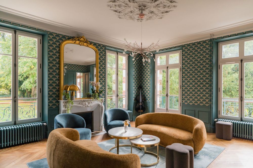 Salon lumineux avec décoration moderne lors d'un reportage immobilier