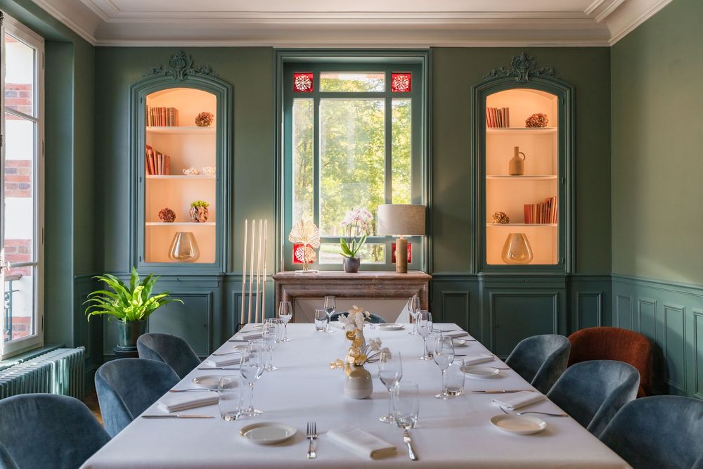 Salle à manger avec vue sur le jardin