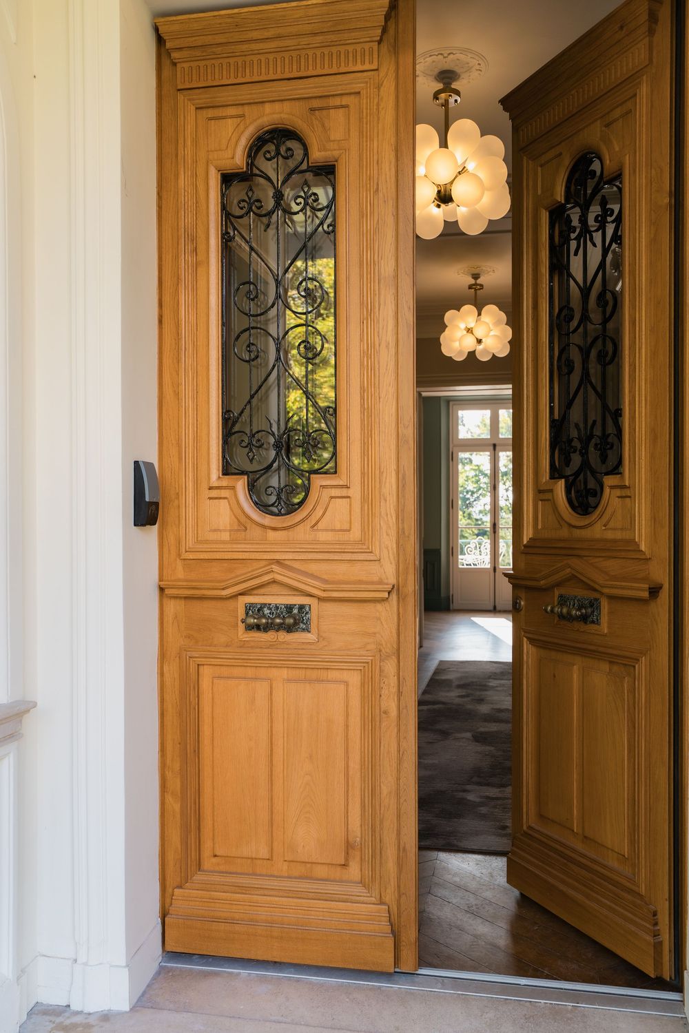 Entrée d'hôtel mise en valeur pour un site internet