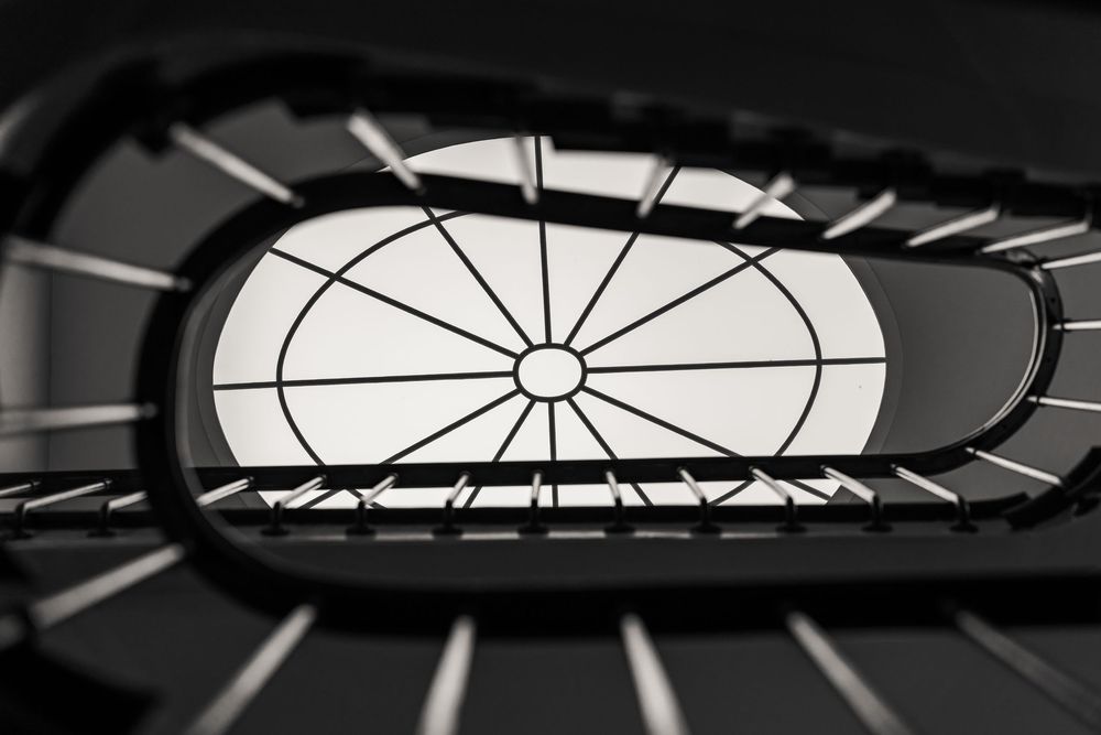 Photo moderne en noir et blanc de l'escalier d'un hôtel