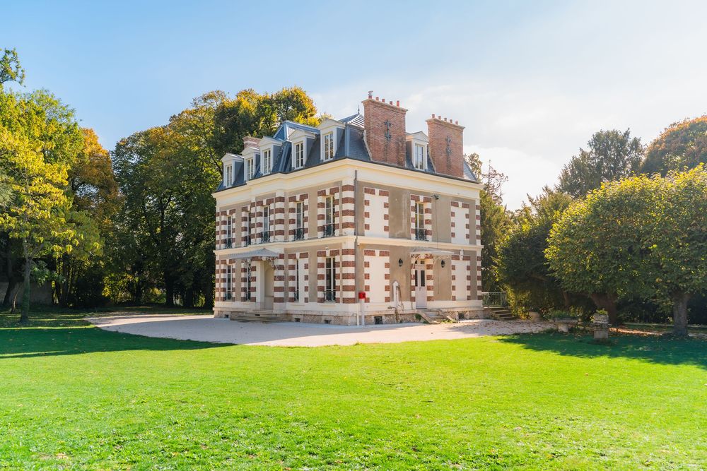 Très jolie façade ensoleillée d'un hôtel en Seine et Marne