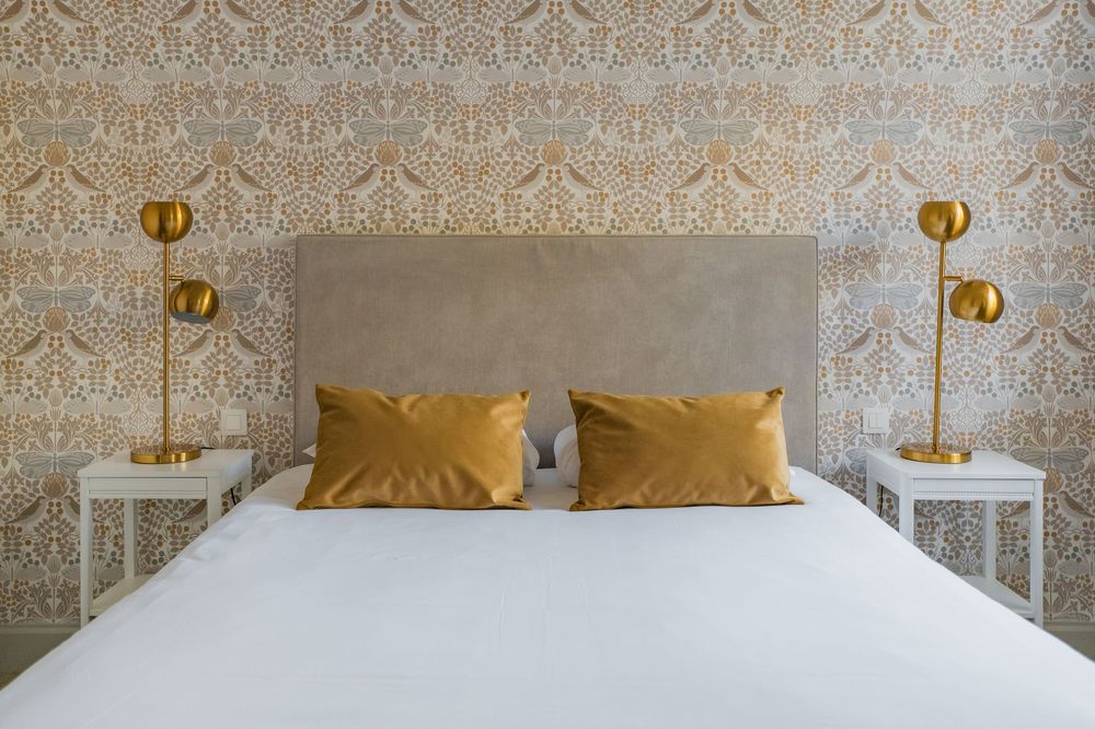 Détail d'une tête de lit avec papier peint décoratif