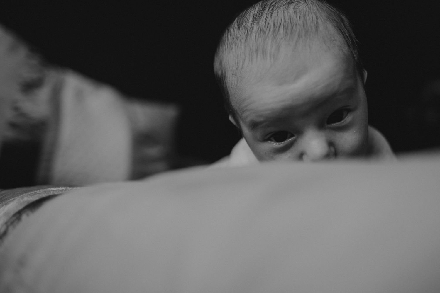 bebé primeiro mês em uma foto em preto e branco numa sessão fotográfica newborn casa em Caldas Da rainha