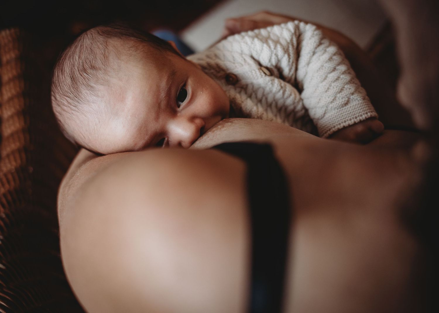 bebé foto em cor amamentando em sessão newborn em casa em Caldas da Rainha Portugal