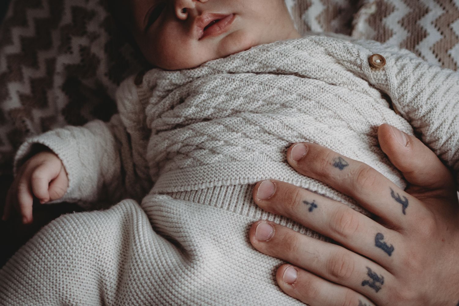 bebé primeiro mês numa sessão fotográfica newborn domiciliar em Portugal , mostra detalhes do bebé