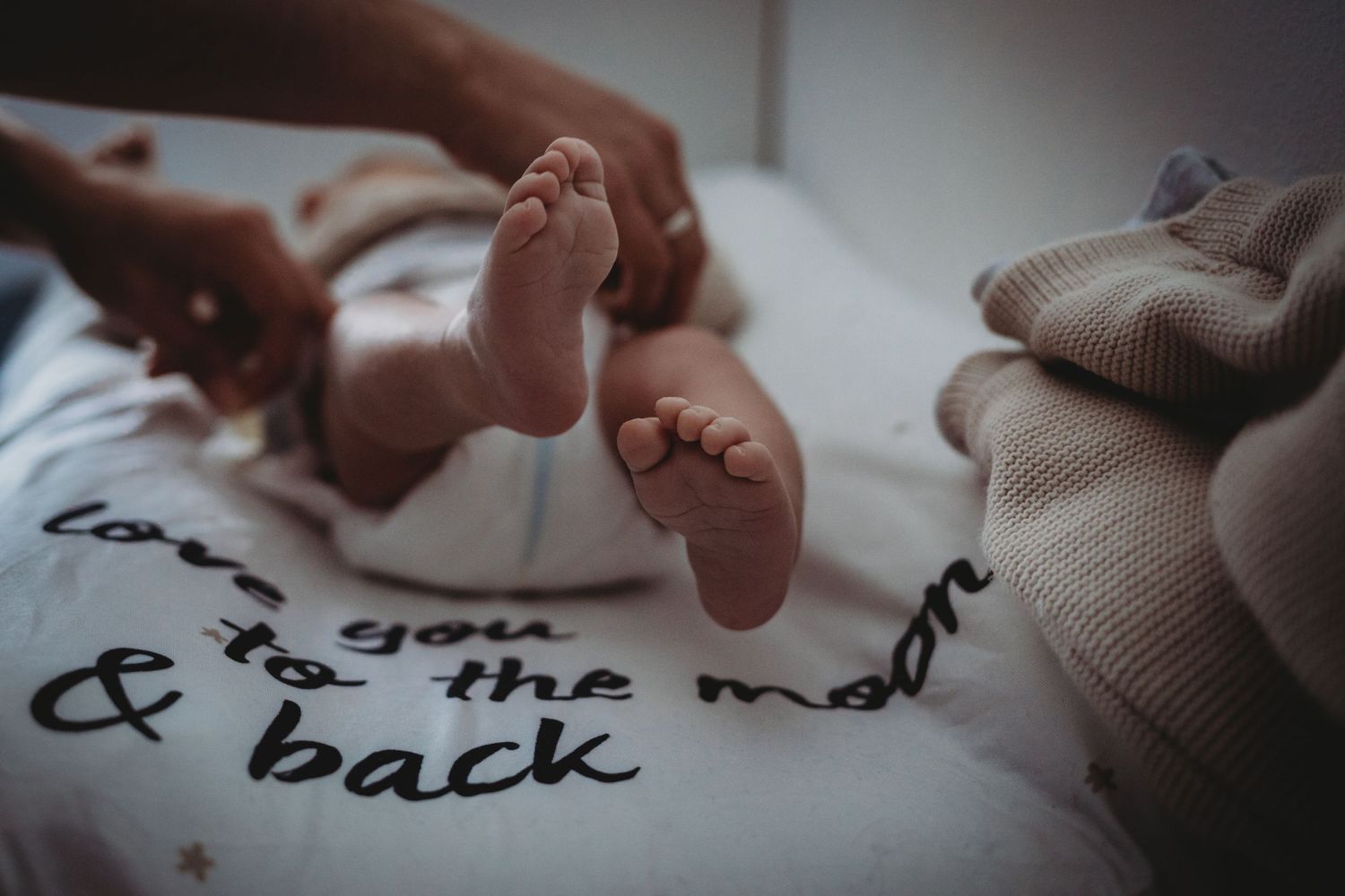 Fotos do primeiro mês de bebé em casa, detalhe dos pés do bebé em uma sessão de família em Caldas Da Rainha