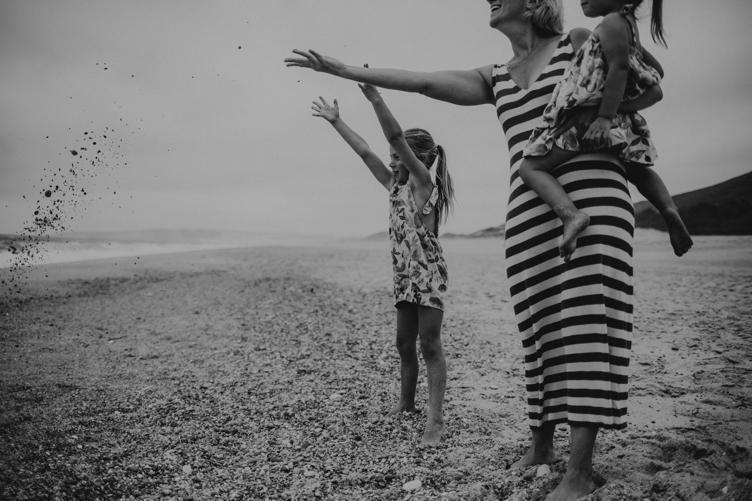 Foto de familia na Praia em Peniche Portugal durante uma sessão fotográfica  de família