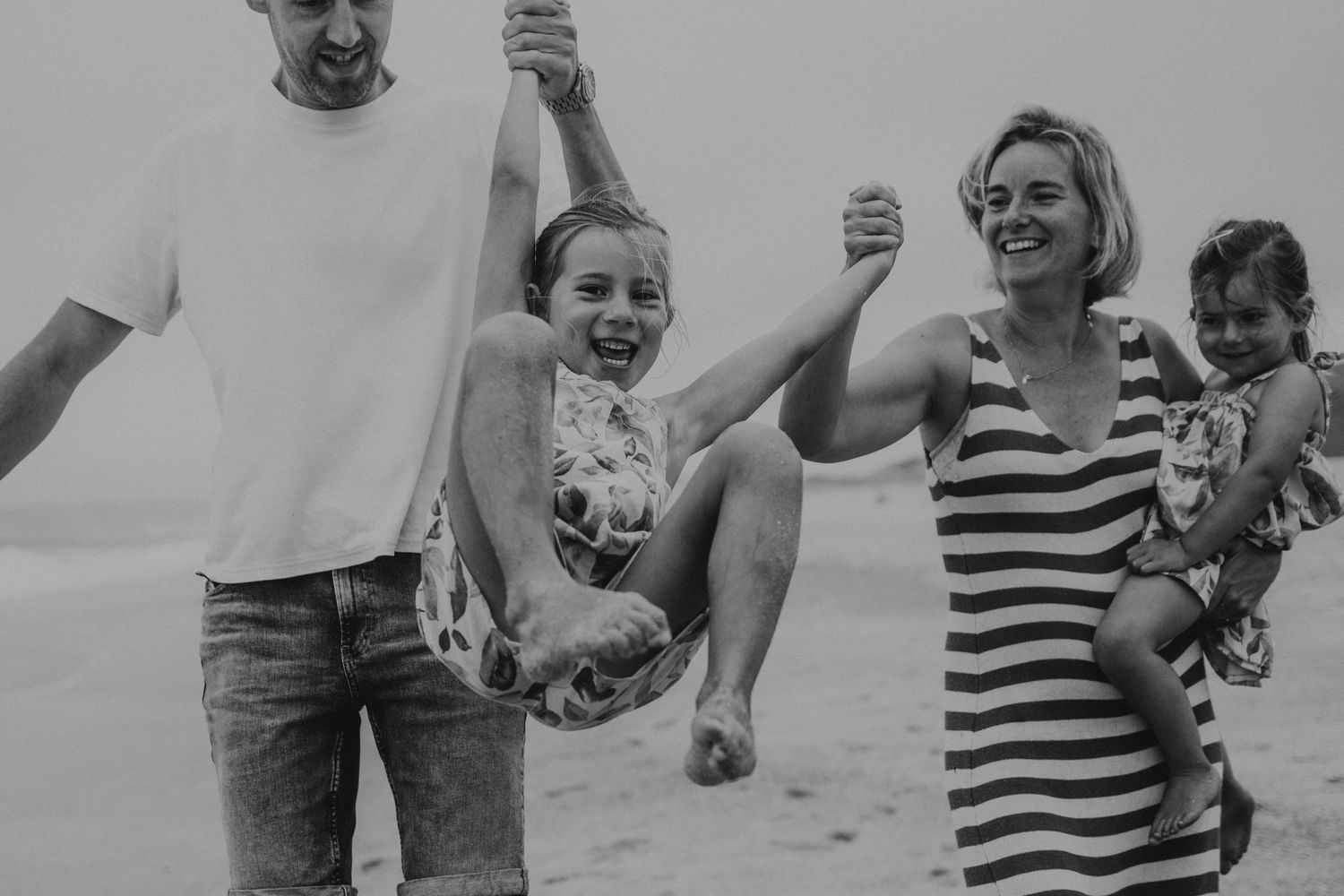 Foto de familia na Praia em Peniche Portugal durante uma sessão fotográfica  de família