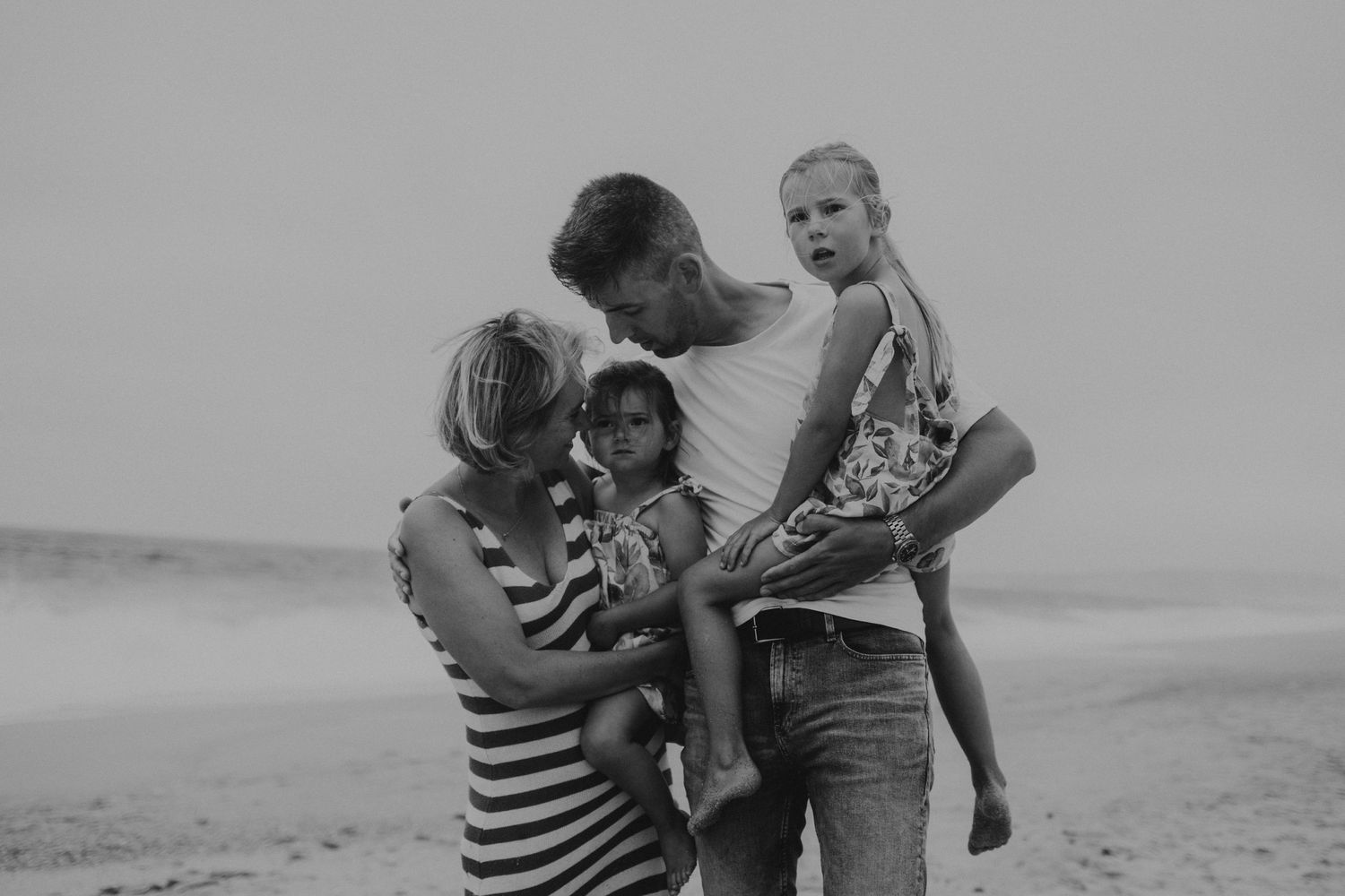 Foto de familia na Praia em Peniche Portugal durante uma sessão fotográfica