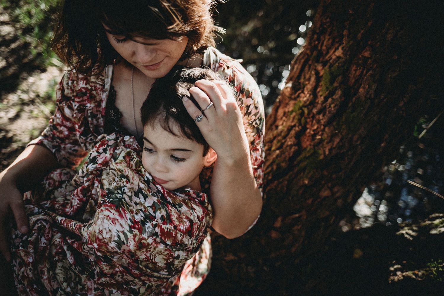 Mãe e filho foto colorida na natureza momento de conexão em sessão de família em Portugal caldas da rainha