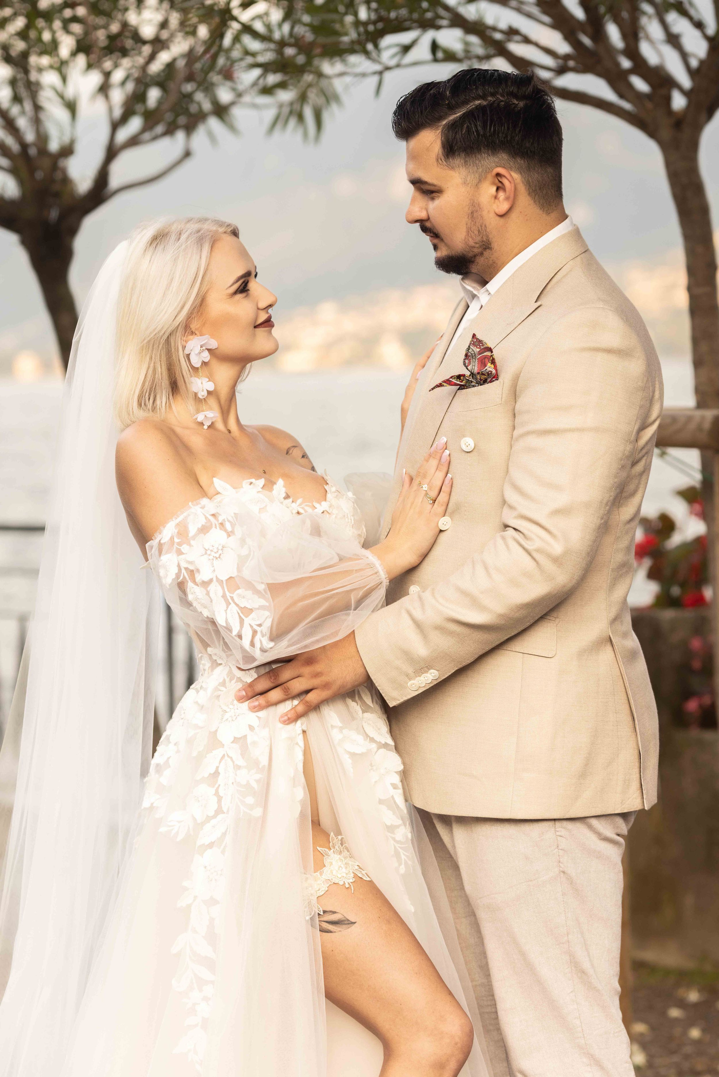 Fotografia ślubna nad jeziorem Como w Menaggio, włoski poranek