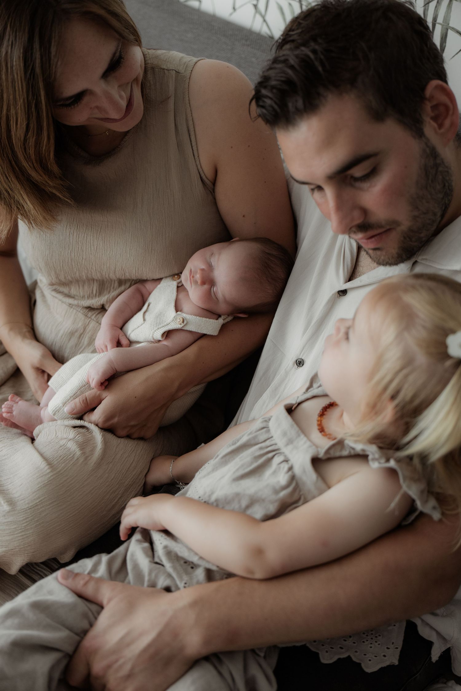 Close-up van lachend kindje in minimalistische setting, pure portret fotoshoot.