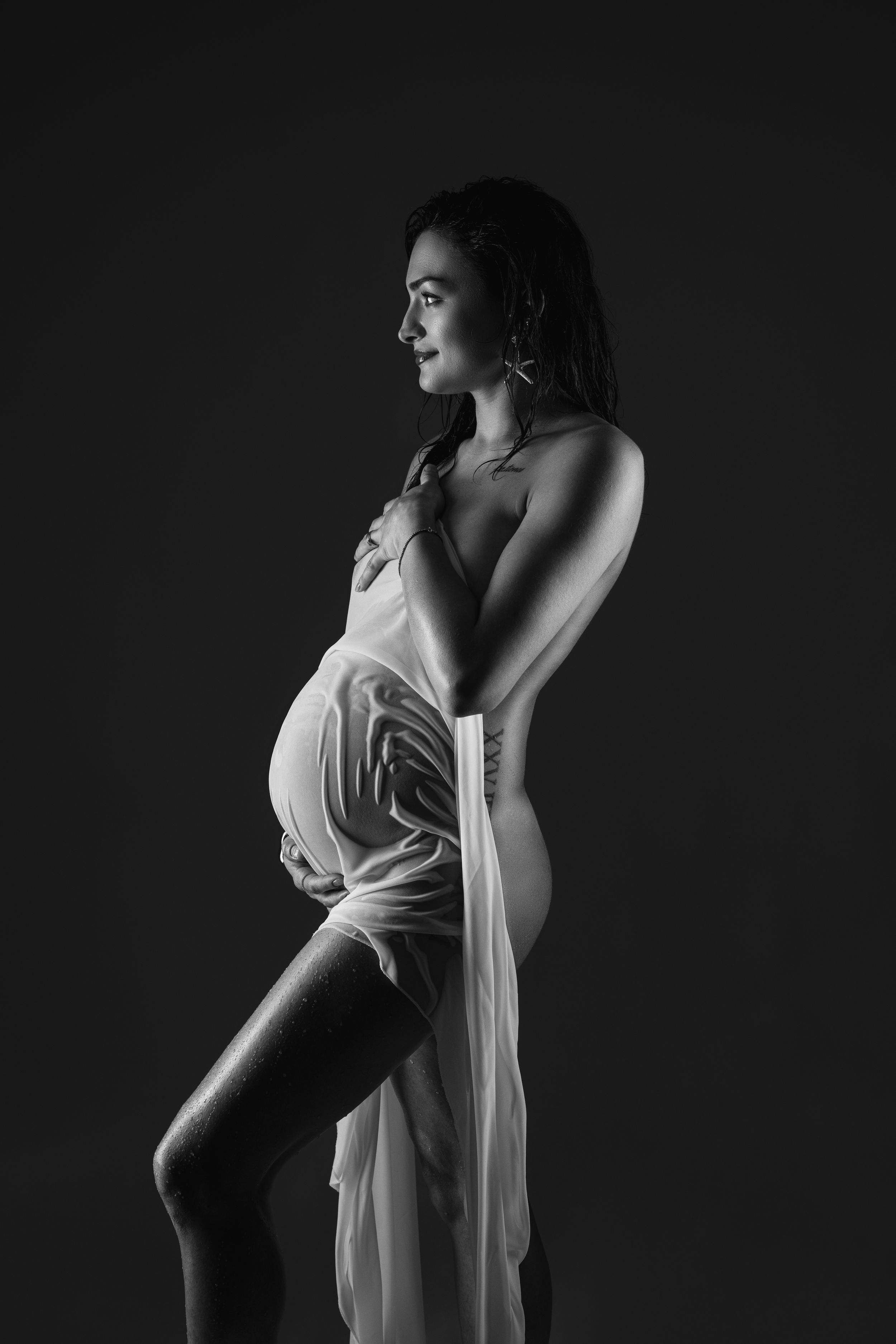 photo en noir et blanc femme enceinte effet mouillé