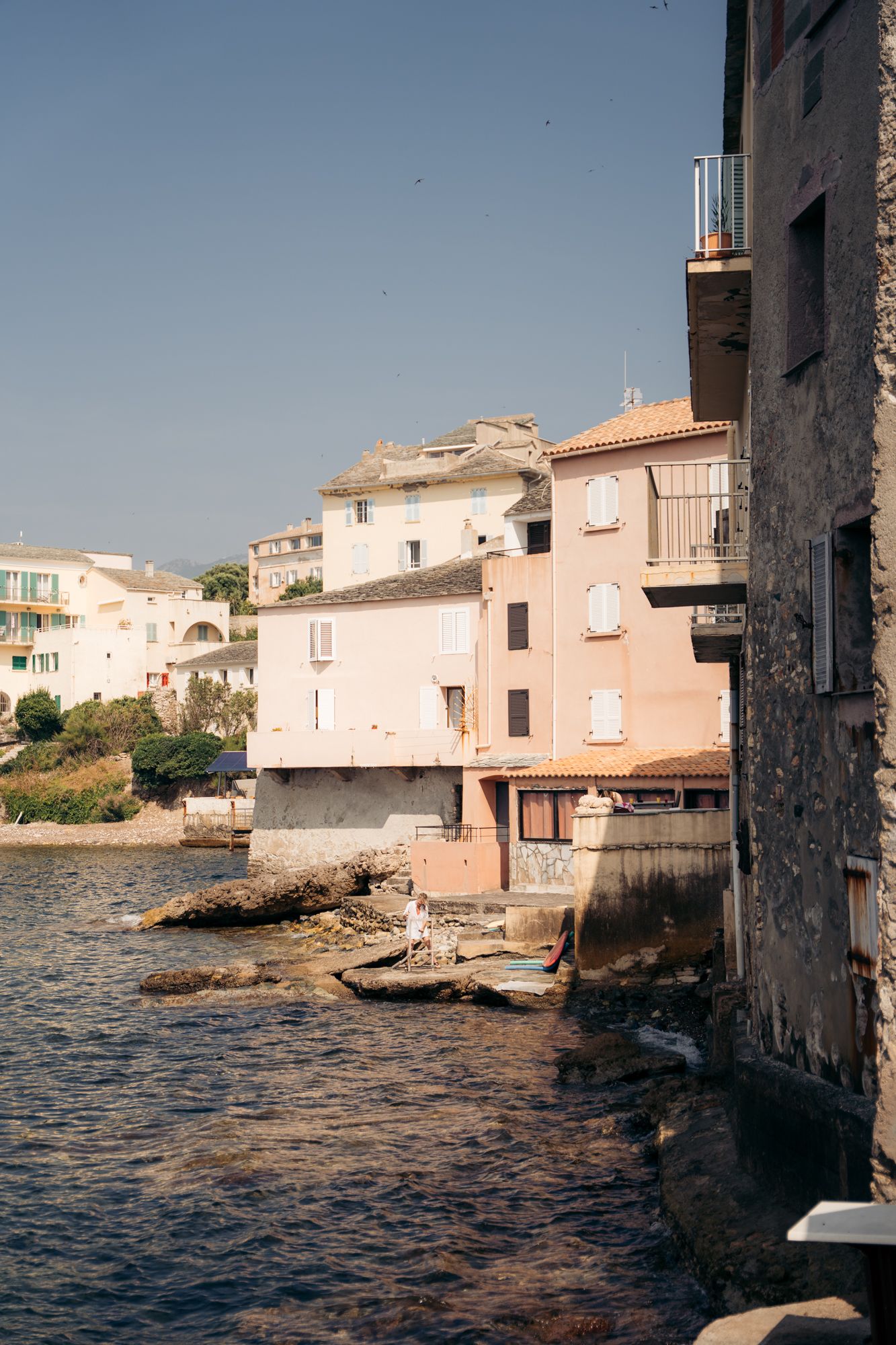 maisons au bord de l'eau à saint-florent