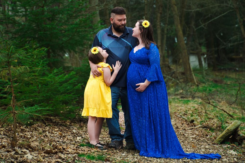 Forest maternity shoot with the entire family, Johnstown Pennsylvania