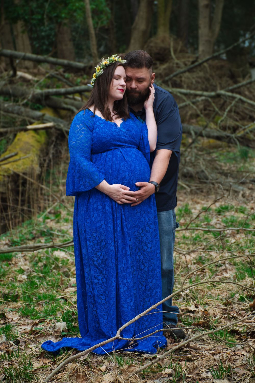 Forest maternity shoot mother and father embracing belly, Johnstown Pennsylvania