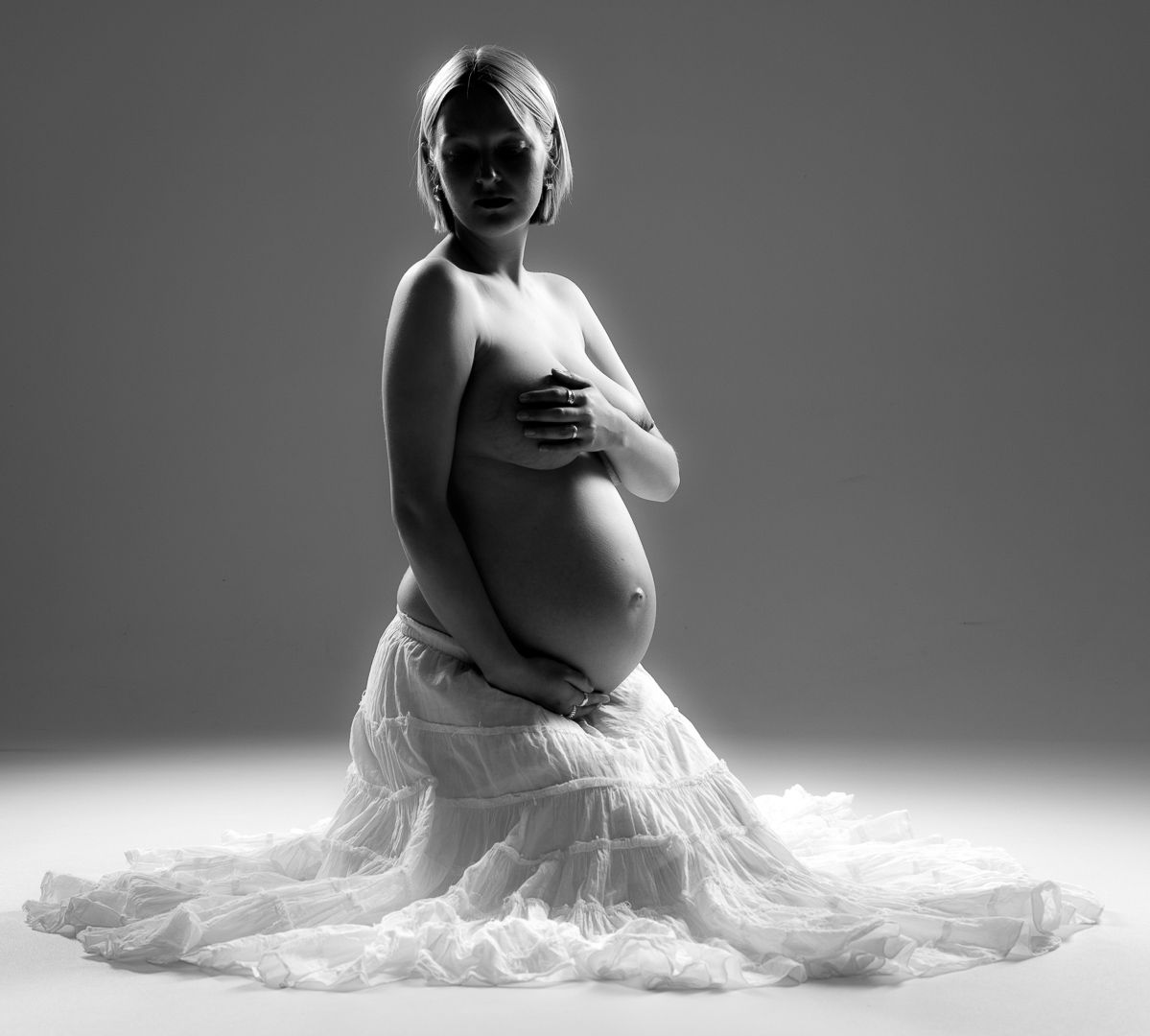 Gravid fotografering i naturligt lys – forevig din smukke ventetid hos Fotograf Kristian Bast · Book din fotosession på bybast.dk i dag!