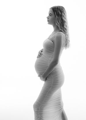 Gravid fotografering i naturligt lys – forevig din smukke ventetid hos Fotograf Kristian Bast · Book din fotosession på bybast.dk i dag!