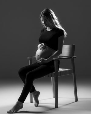 Gravid fotografering i naturligt lys – forevig din smukke ventetid hos Fotograf Kristian Bast · Book din fotosession på bybast.dk i dag!