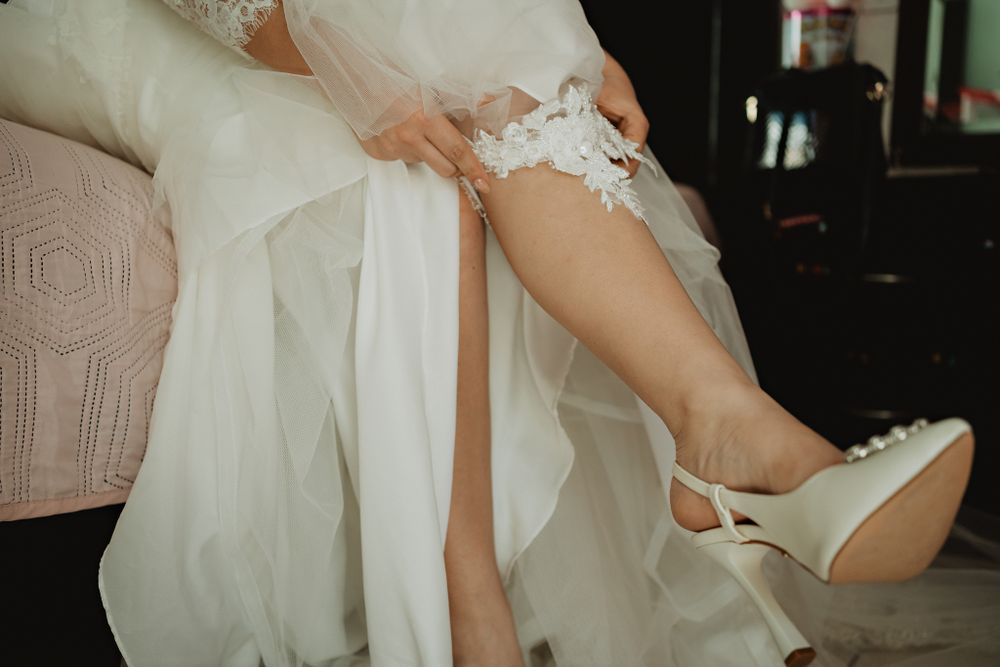 The bride putting on her garter, a traditional detail cherished in wedding celebrations