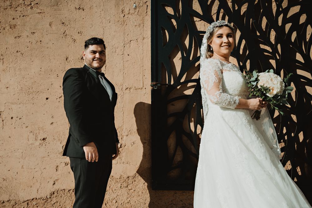 Artistic photo session of the couple, spontaneous moments that tell their love story
