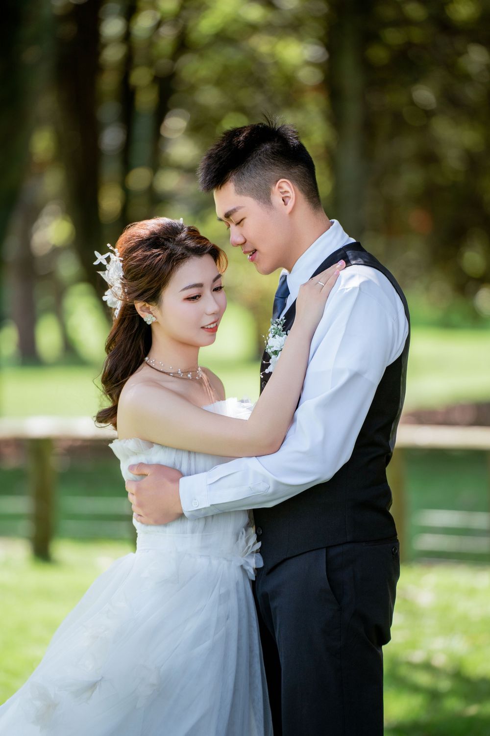 Beautiful outdoor wedding photography of a couple among green trees at One Tree Hill, by an Auckland wedding photographer.