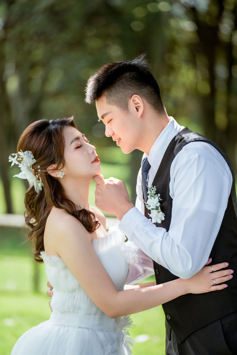 Beautiful outdoor wedding photography of a couple among green trees at One Tree Hill, by an Auckland wedding photographer.